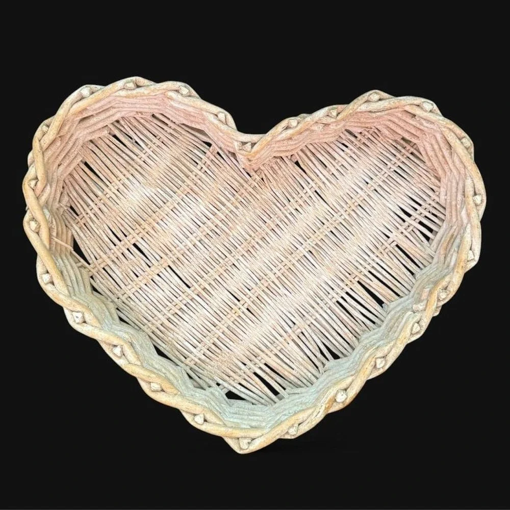 Vintage Woven Rattan Heart Basket/Shelf🤎🧺
